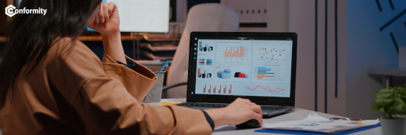 Gestora da qualidade acompanhando o dashboard de indicadores e ações corretivas em um laptop.
